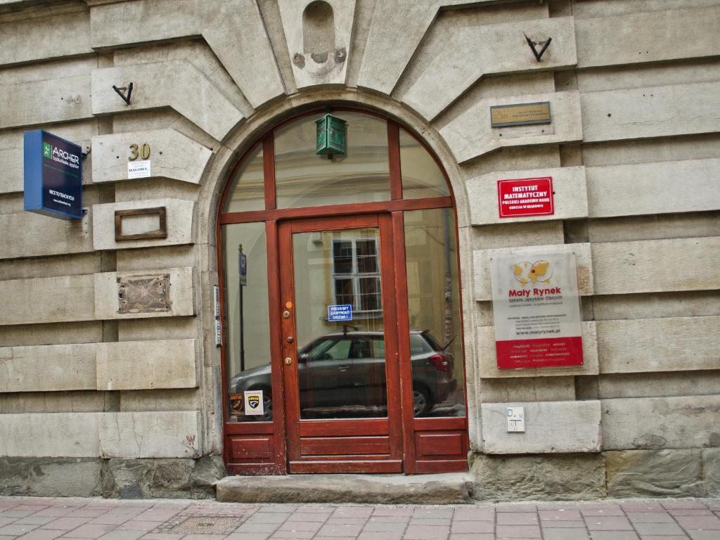 Tramp Aparthostel Краков Экстерьер фото